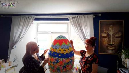 Kasia Kate Jaworska maluje kolosalne jajo wielkanocne